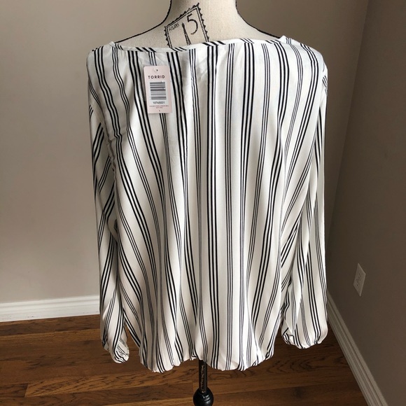 NWT Torrid White & Black Striped Surplice Top sz1 - Picture 5 of 8